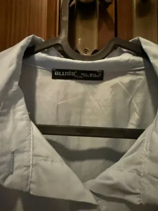 Camisa azul con bordado de ojos dorados