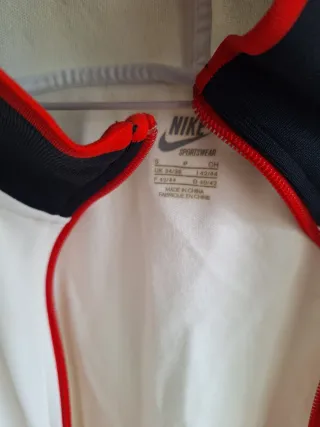 Chaqueta Nike blanca y roja año 2010