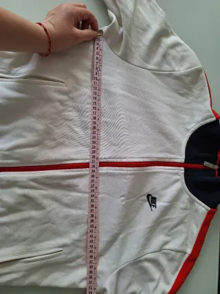Chaqueta Nike blanca y roja año 2010