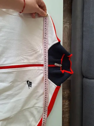 Chaqueta Nike blanca y roja año 2010