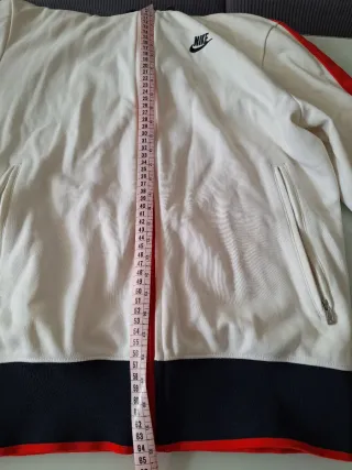 Chaqueta Nike blanca y roja año 2010
