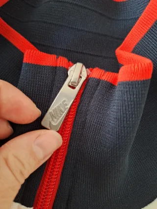 Chaqueta Nike blanca y roja año 2010