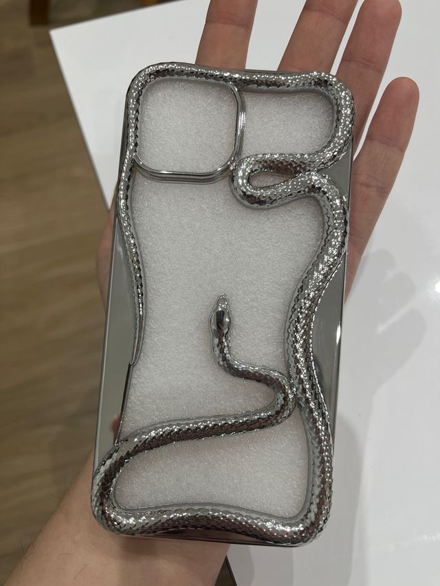 Funda iPhone 13 Serpiente Plateada