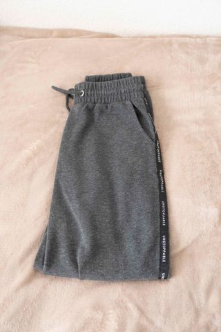 Pantalones grises con cordón