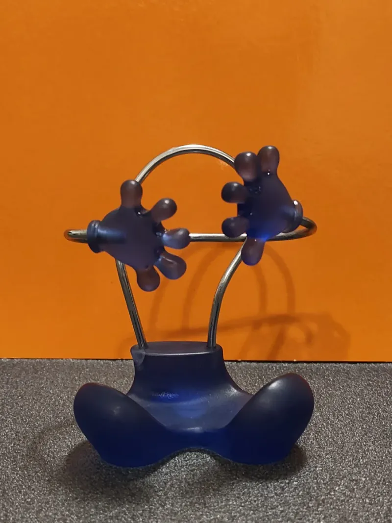 Soporte para celular con diseño de manos azules