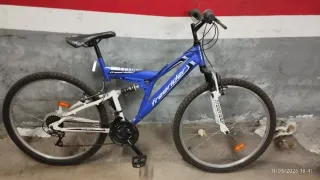 Bicicleta Freerider azul. Repasar frenos