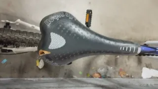 Bicicleta Freerider azul. Repasar frenos