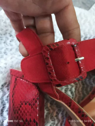 Sandalias rojas con estampado de serpiente