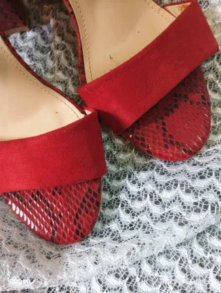 Sandalias rojas con estampado de serpiente