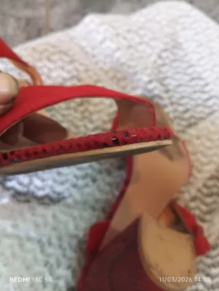 Sandalias rojas con estampado de serpiente