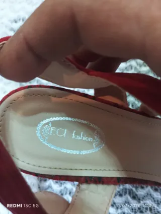 Sandalias rojas con estampado de serpiente