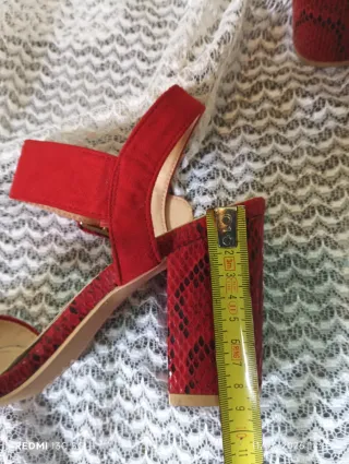Sandalias rojas con estampado de serpiente