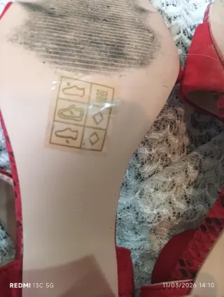 Sandalias rojas con estampado de serpiente