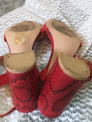 Sandalias rojas con estampado de serpiente