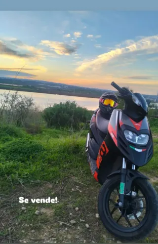 Aprilia SR 50 Negra/Roja