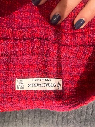 Falda pantalón roja con botones dorados