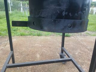 Barbacoa de metal negra