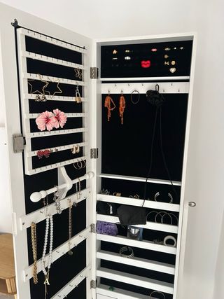 Armario joyero con espejo