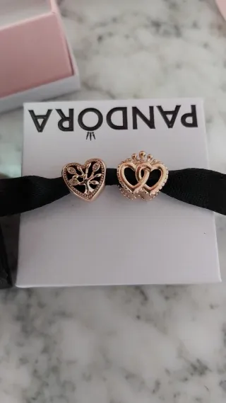 Lote 2 Charms Pandora Corazón y Coronas