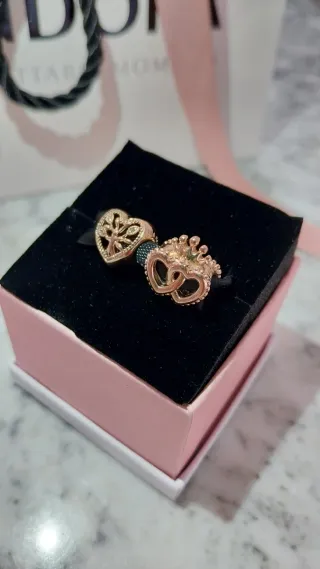 Lote 2 Charms Pandora Corazón y Coronas