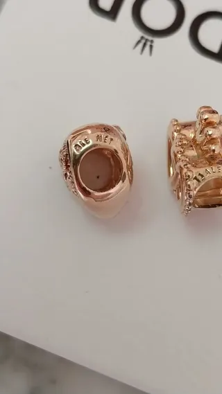 Lote 2 Charms Pandora Corazón y Coronas