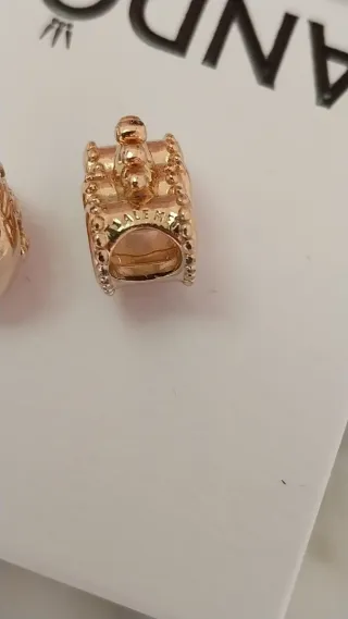 Lote 2 Charms Pandora Corazón y Coronas