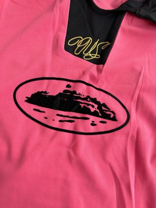 Camiseta Corteiz Rosa y Negra