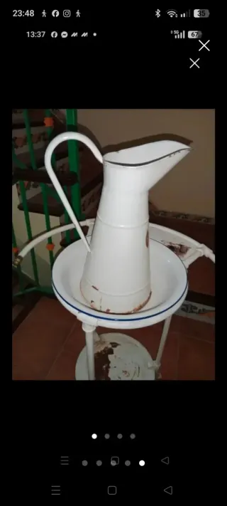 Antiguo lavabo metal con palangana y jarra