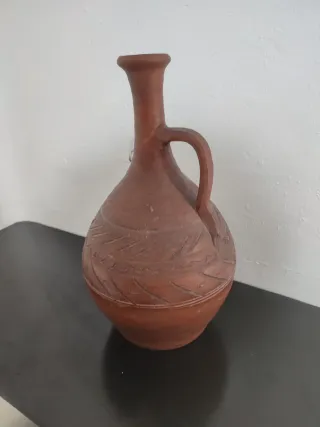 Ánfora de terracota decorada