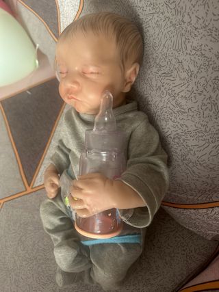 Muñeco bebé con biberón