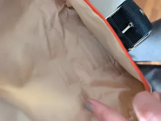 Bolsa de mano impermeable beige y naranja