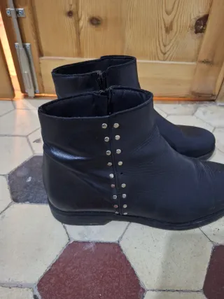 Botines negros con tachuelas