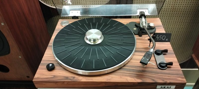 Tocadiscos Akai restaurado por artista