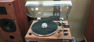 Tocadiscos Akai restaurado por artista