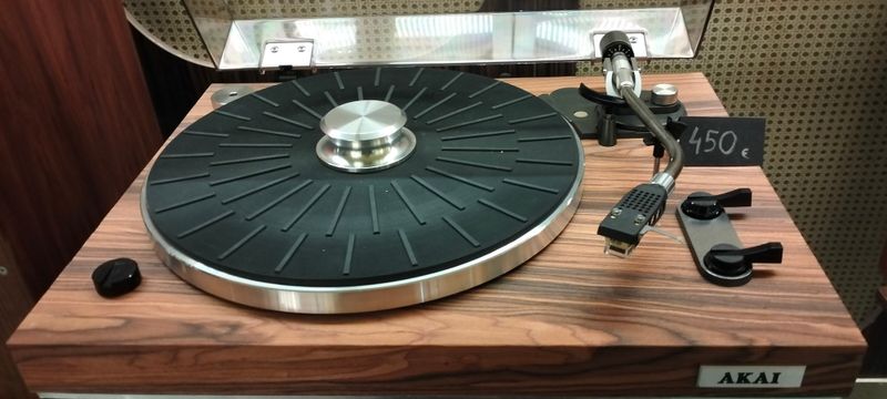 Tocadiscos Akai restaurado por artista afbeelding 2