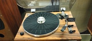 Tocadiscos Akai restaurado por artista