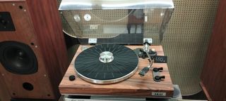 Tocadiscos Akai restaurado por artista