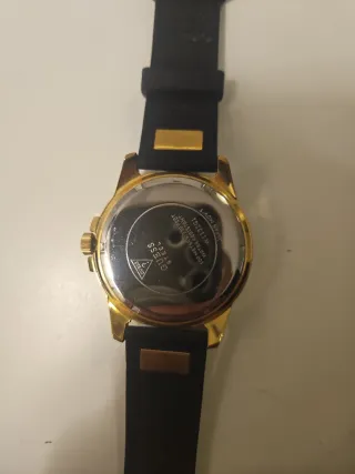 Reloj Guess Dorado y Negro con Cristales