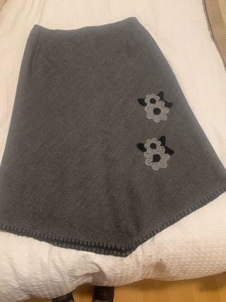 Falda larga gris con flores bordadas