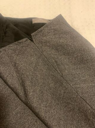 Falda larga gris con flores bordadas