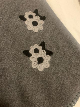 Falda larga gris con flores bordadas