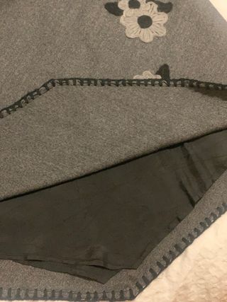 Falda larga gris con flores bordadas