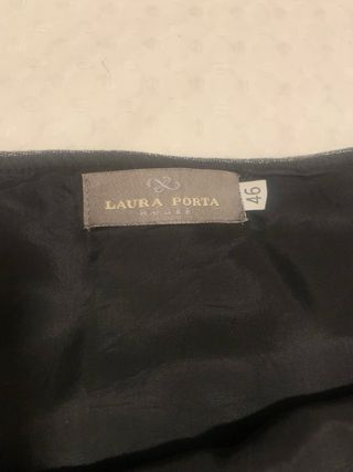 Falda larga gris con flores bordadas