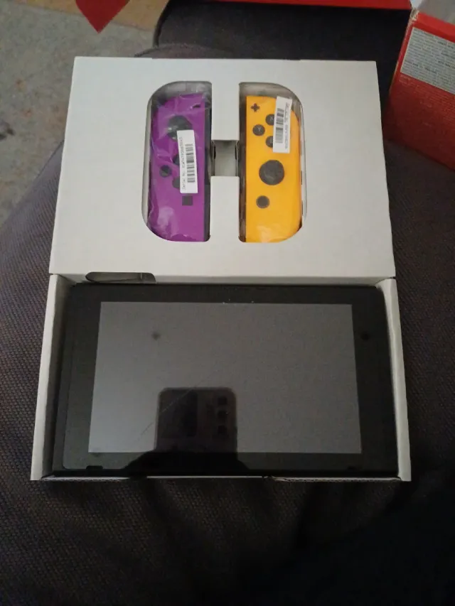 Nintendo Switch Morado y Amarillo