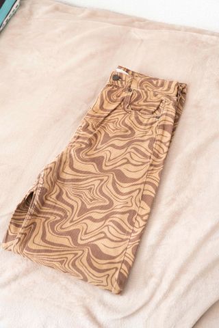 Pantalones marrones con estampado