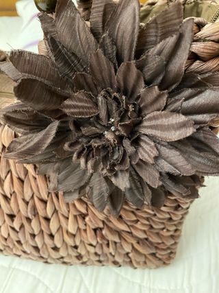 Borsa in rafia con manici in legno