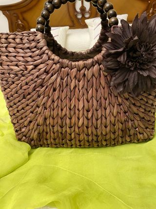 Borsa in rafia con manici in legno