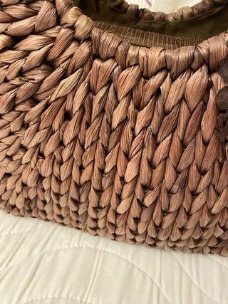 Borsa in rafia con manici in legno