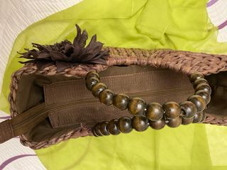 Borsa in rafia con manici in legno