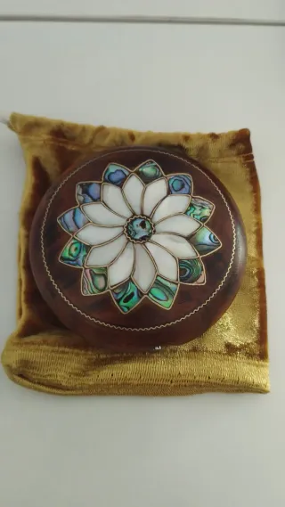 Espejo madera y nácar hecho a mano flor